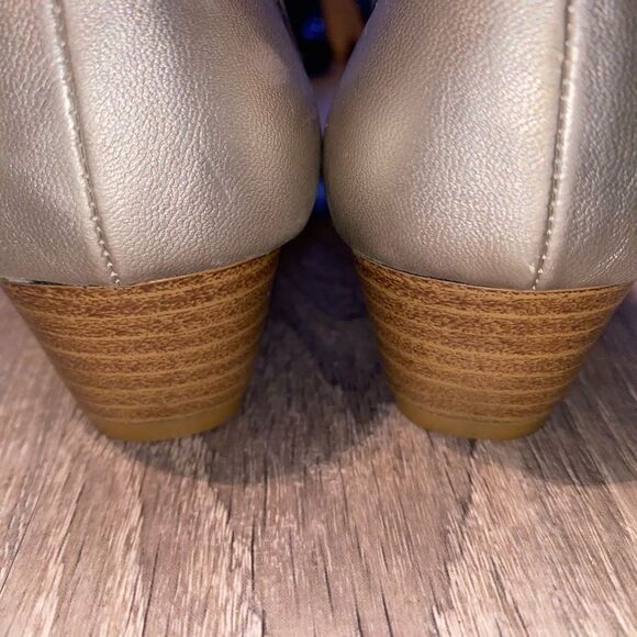 Studio Works round toe slip on shoes metallic silver, 2” stacked heel size 8.5 - Picture 7 of 10
